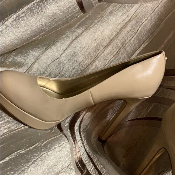 Shoes - Picture 2 of 7